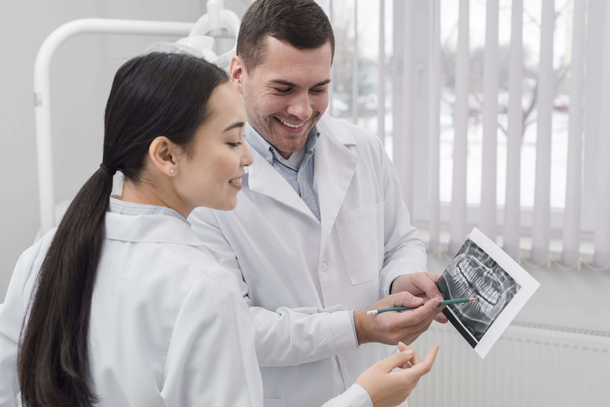 Dentistas analisando uma radiografia odontológica